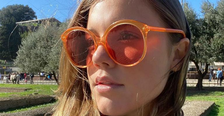 Alice Wegmann passeia de bicicleta e encontra paisagem paradisíaca no caminho