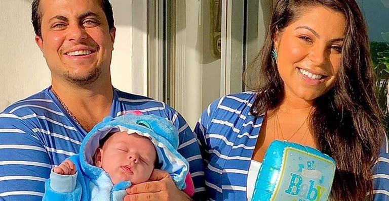 Filho recém-nascido de Thammy Miranda surge fazendo a mesma pose do pai e rouba a cena da web