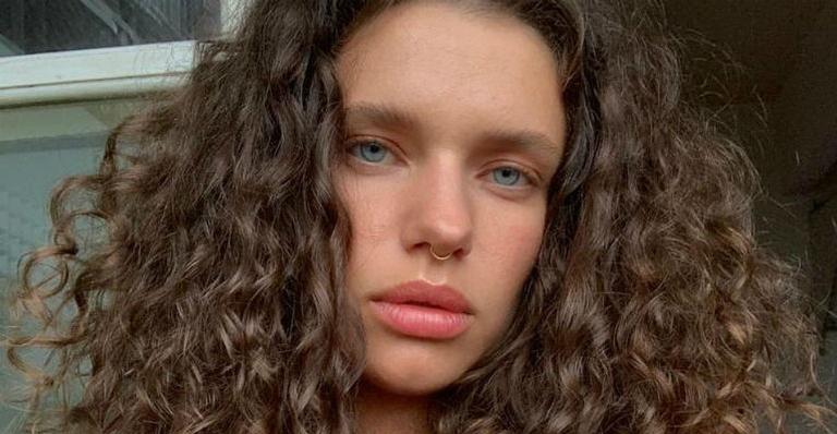 Bruna Linzmeyer aproveita curte dia em cachoeira e aproveita para posar topless: ”Sextou”