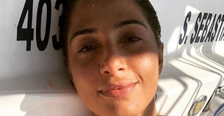 Discreta, Camila Pitanga combina look e surge em momento de intimidade com a namorada