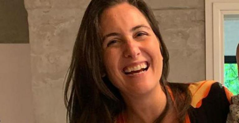 Carol Fiorentino, ex-apresentadora do Bake Off, posa em jardim e se conecta com a natureza