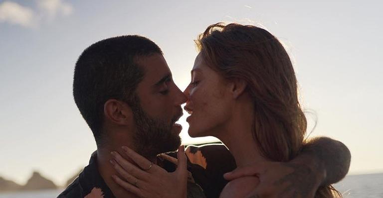 Em clima de romance, Cintia Dicker posa com Pedro Scooby e declara: ”Tão feliz”