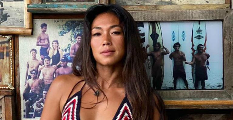 Em viagem por Bali, Danni Suzuki exibe corpão ao posar de biquíni em cachoeira
