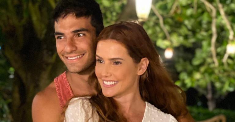 Deborah Secco protagoniza momento romântico com o marido: ”Chameguinho”