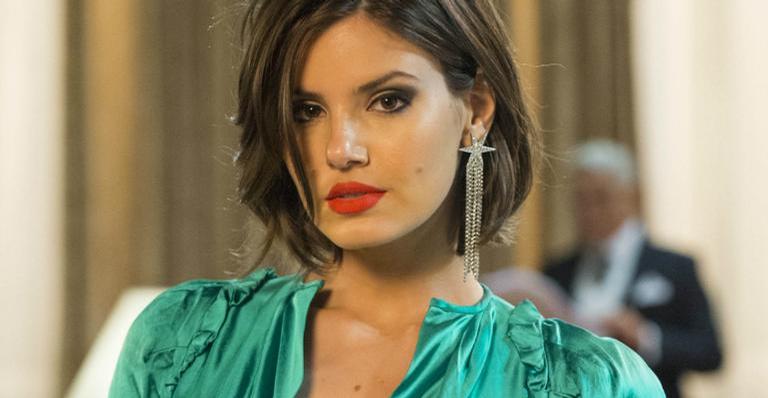 Decotadíssima, Camila Queiroz esbanja beleza em vestido de gala