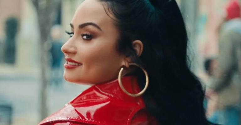 Em clipe de ‘I Love Me’, Demi Lovato fala sobre amor próprio e traz referências de sua carreira