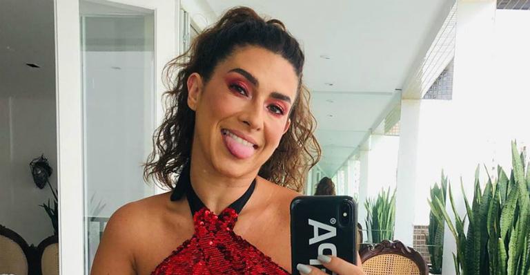 Em viagem para Bahia, Fernanda Paes Leme posa de biquíni curtindo um dia de sol