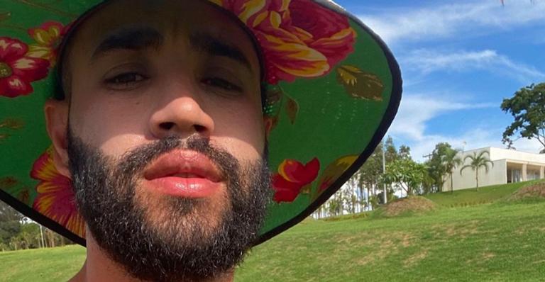 Sem camisa, Gusttavo Lima surge exibindo seus músculos e chama atenção dos fãs: ”Tá forte”