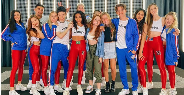 Larissa Manoela posa ao lado de Now United e fãs comemoram: ”Surtando até agora”