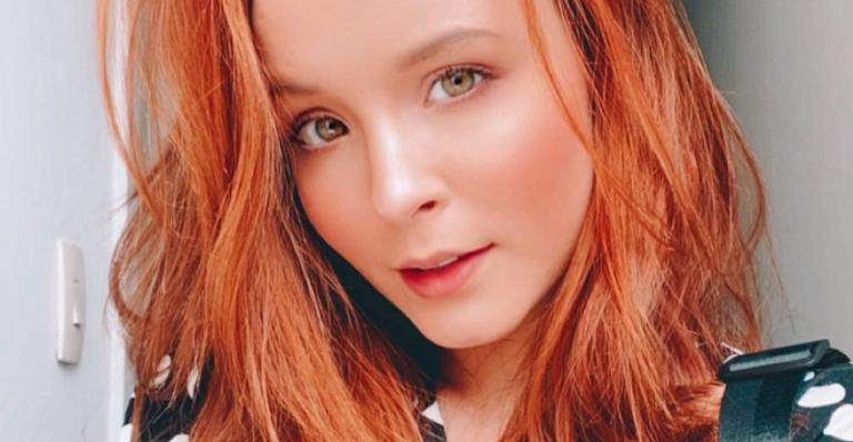 Larissa Manoela relembra registro da infância e encanta web: ”Uma bonequinha”