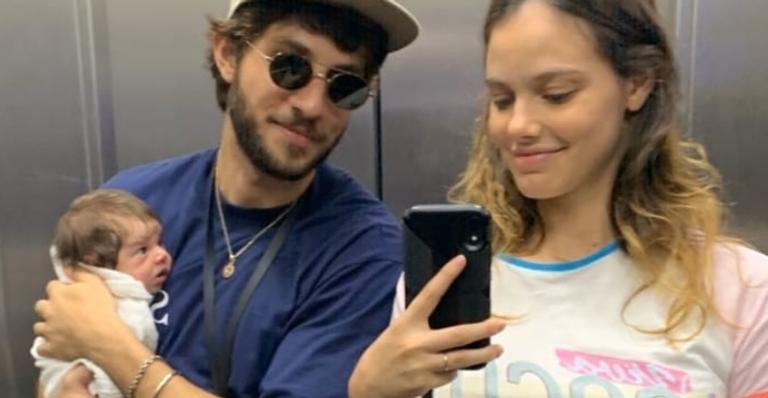 Laura Neiva exibe vídeo fofíssimo trocando carinhos com a filha recém-nascida e web se derrete