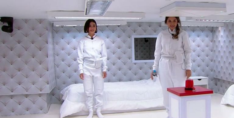 BBB20: Teto do quarto branco começa a descer e Gizelly brinca: ”Manu, uma casinha pra gente”