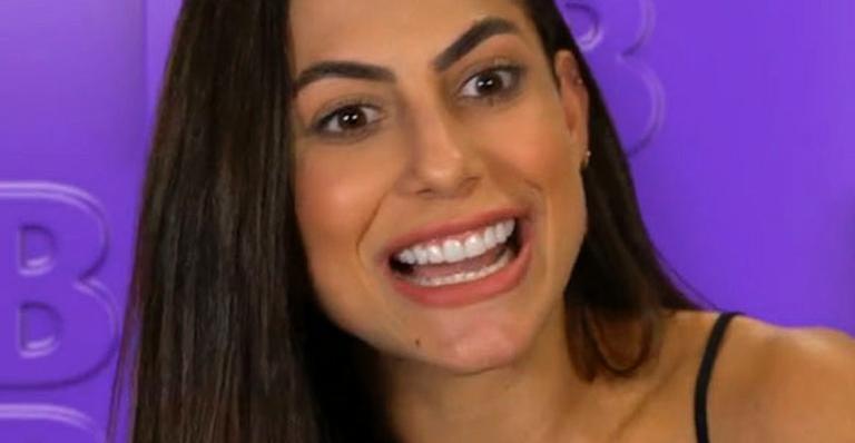 Mari do BBB 20 impressiona internautas ao aparecer de fio dental na piscina