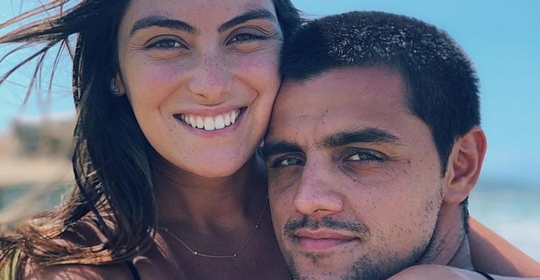 Felipe Simas e Mariana Uhlmann posam com os três filhos em clique lindíssimo e encantam demais