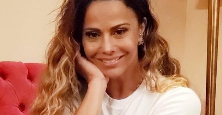 Viviane Araújo mostra o gingado e dança até o chão na academia