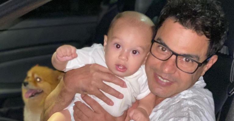 Zezé Di Camargo posa com o neto Joaquim e encanta a web: ”Amo esse carinha”