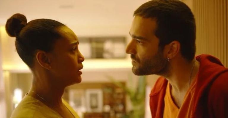 Personagem pula a cerca e trai a namorada na novela ‘Amor de Mãe’