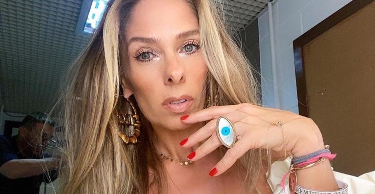 Adriane Galisteu abre álbum de fotos com Hebe, Sabrina Sato e Ivete Sangalo no Dia da Mulher