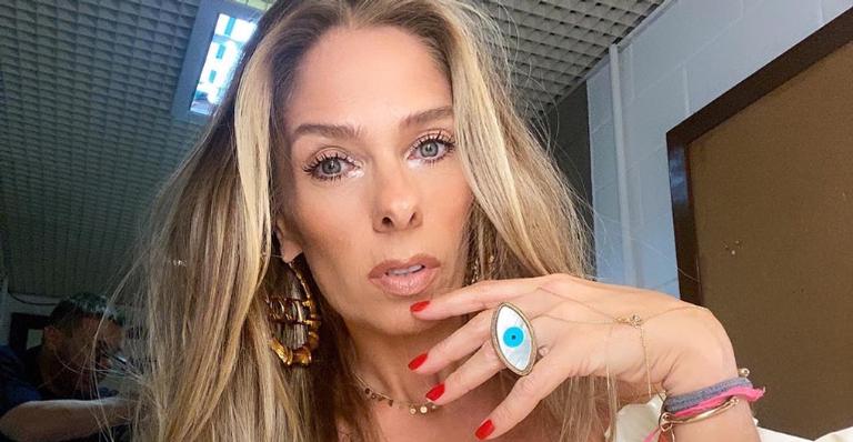 Adriane Galisteu posa na academia e exibe barriga negativa: ”Segundou”