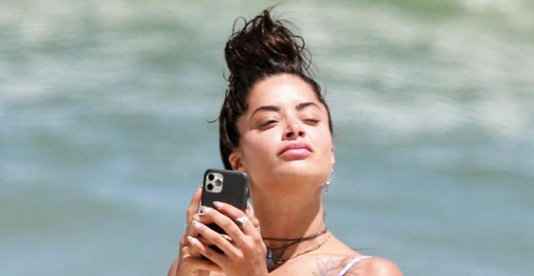 Aline Riscado posa na praia e corpão chama a atenção