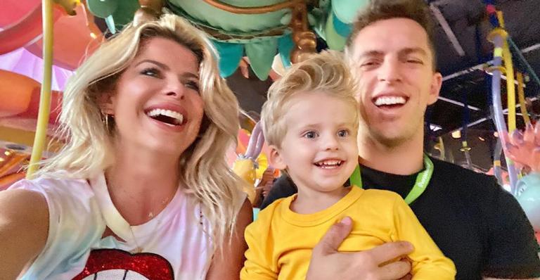 Ao lado da família, Karina Bacchi deseja bom dia e encanta web: ”Família linda”