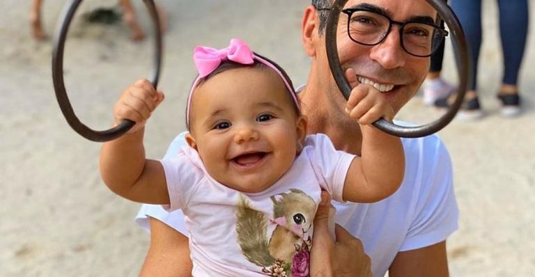 Cesar Tralli celebra Dia das Mulheres com foto fofa da filha e encanta internautas