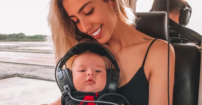 Gabi Brandt explode fofurômetro ao exibir filho brincando de bola na praia: ”Meu bebê”