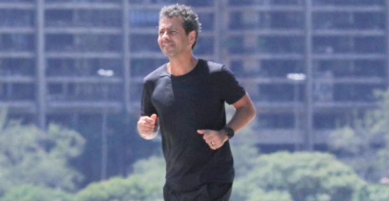 Rara aparição! Marcos Palmeira e a esposa são flagrados correndo no Rio de Janeiro