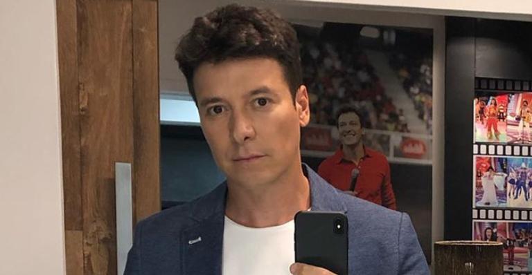 Rodrigo Faro impressiona internautas com tamanho de sua sala: ”Maior que meu bairro”