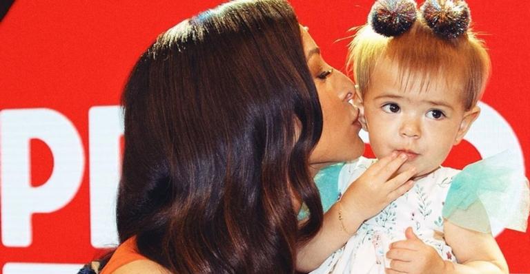 Sabrina Sato explode o fofurômetro com vídeo de Zoe se escondendo atrás de máscara com seu rosto