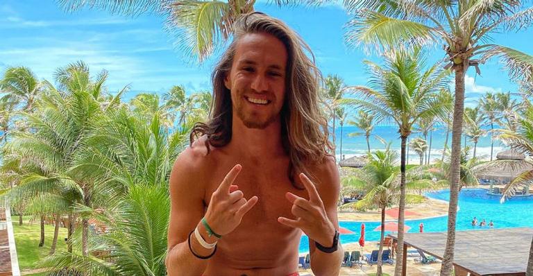 Vitor Kley revela a mais nova tatuagem que fez e os internautas aprovam: ”Ficou muito linda”
