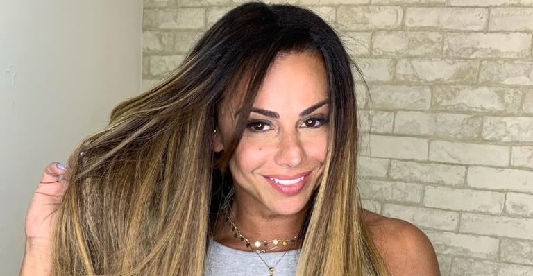 Viviane Araújo esbanja lado apaixonado ao compartilhar registro de beijão em seu namorado