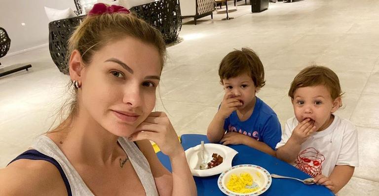 Andressa Suita faz tatuagem em homenagem aos filhos e encanta a web: ”Mãe leoa, sim”