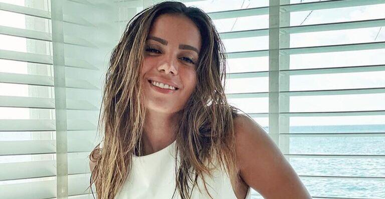 De maiô branco, Anitta exibe corpão muito sarado e deixa famosas intrigadas
