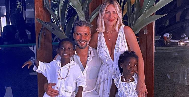 Orgulhoso! Bruno Gagliasso se derrete ao ver os filhos pequenos, Titi e Bless, ganhando ‘recebidos’