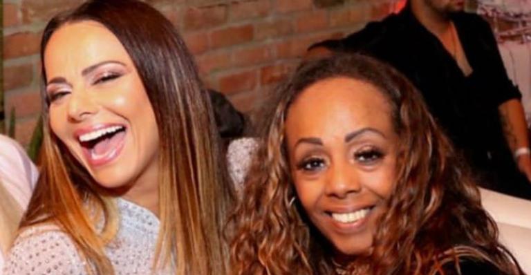 Com foto da infância, Viviane Araújo celebra aniversário da prima na web: ”Muitas bençãos”