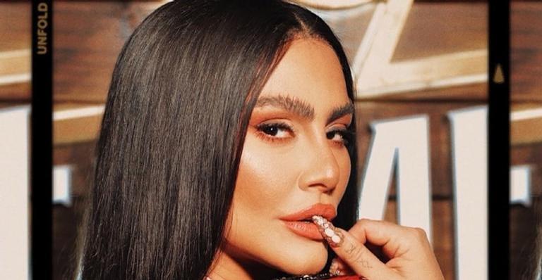 Com super decote, Cleo exibe tatuagem nos seios e internautas elogiam