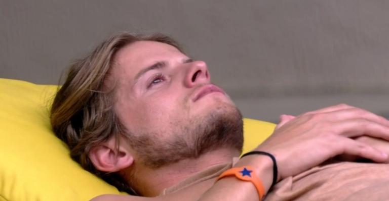 BBB20: Após surto de raiva, Daniel deita no jardim e chora conversando com Flayslane
