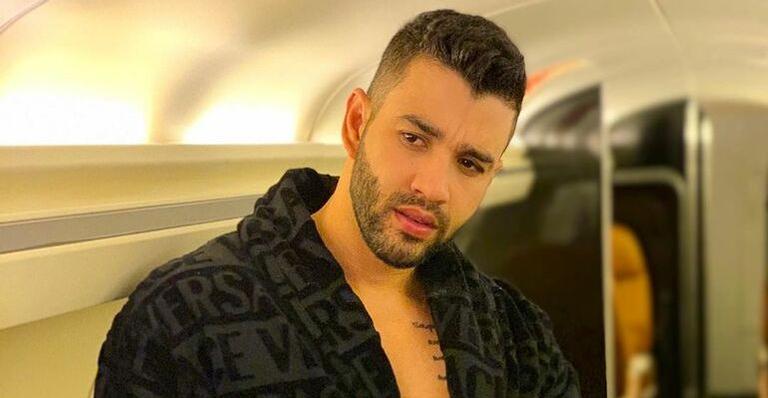 Gusttavo Lima tira a barba e impressiona com aparência: ”10 anos mais novo”