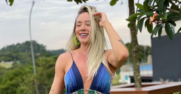 Juju Salimeni arranca suspiros com look laranja e desabafa sobre feminilidade