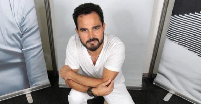 Luciano Camargo reflete sobre a vida ao postar antes e depois: ”Não sou mais um garoto”
