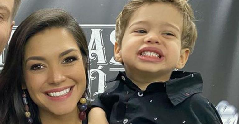 Thais Fersoza flagra o filho caçula, Teodoro, durante seu almoço e faz piada na web