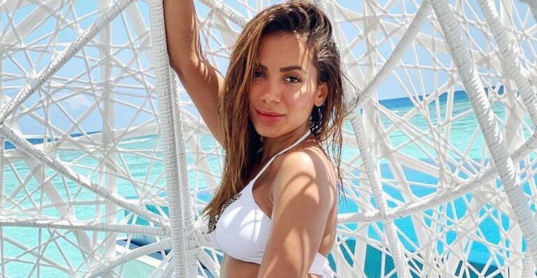 Nas Maldivas, Anitta posa com look estiloso e detalhe no pé chama muita atenção