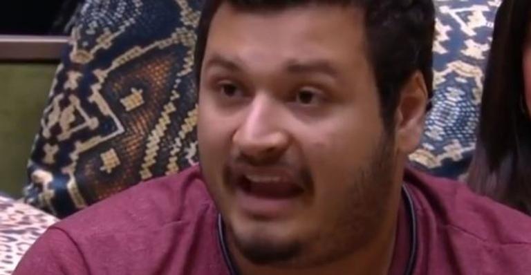BBB20: Victor Hugo fala sobre escapulário de Guilherme: ”Ela não quer, eu quero”