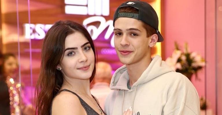 Ao lado da namorada, Jade Picon, João Guilherme prestigia a mãe em evento