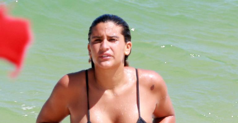 Giulia Costa impressiona ao exibir corpo definido em dia de praia