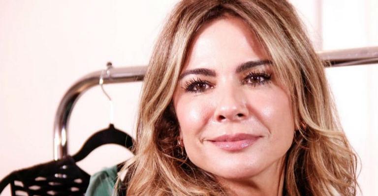 Poderosa! Luciana Gimenez arranca suspiros dos internautas ao postar foto usando vestidinho vermelho