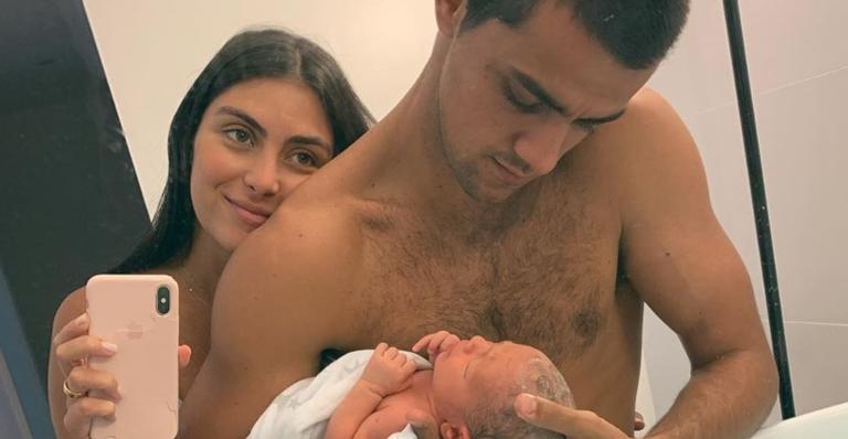 Mariana Uhlmann se derrete ao flagrar o caçula, Vicente, dormindo no colo de Felipe Simas