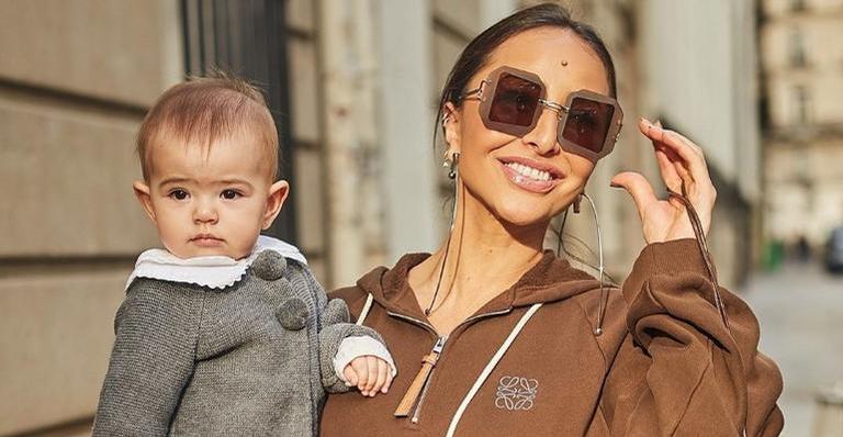 Sabrina Sato encanta ao posar com Zoe e brinca sobre penteados: ”Quem usa o melhor?”