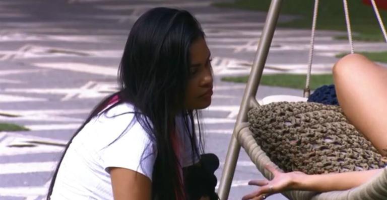 BBB20: Flay e Marcela conversam após aproximação estranha da cantora: ‘Me aproximei por interesse?’
